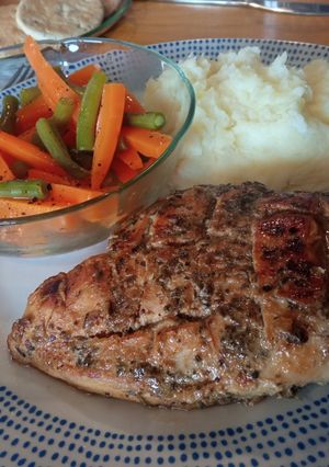 Una foto de Pollo con limón y hierbas