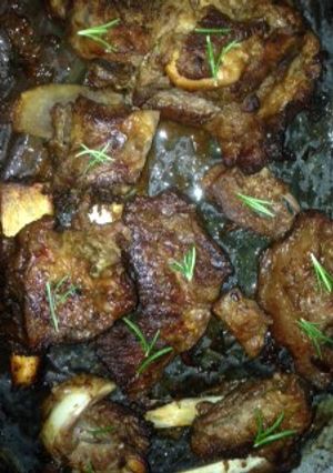 Vörösborban pácolt, rozmaringos borjú oldalas recept fotója