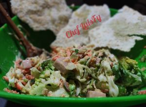 Una foto de Ensalada rallada con jamón y brócoli 🥦 (coleslaw). LuisFy