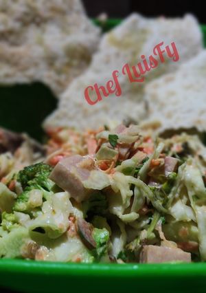 Una foto de Ensalada rallada con jamón y brócoli 🥦 (coleslaw). LuisFy
