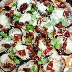 Una foto de Pizza integral de berenjenas y tomates secos