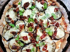 Una foto de Pizza integral de berenjenas y tomates secos