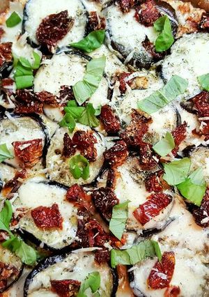 Una foto de Pizza integral de berenjenas y tomates secos