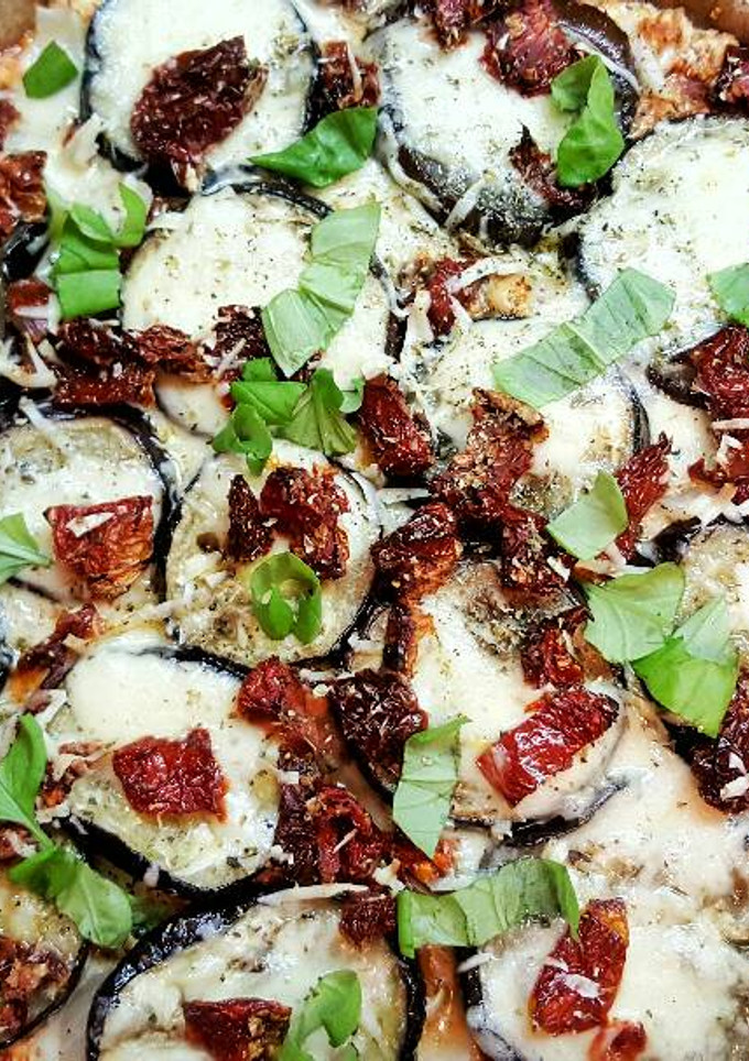 Una foto de Pizza integral de berenjenas y tomates secos