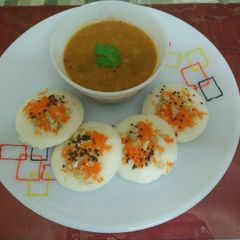 A picture of Idli-sambhar.