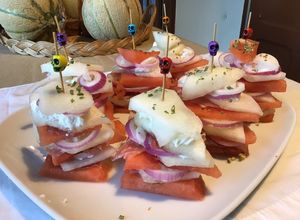 Une photo de Mille feuilles pastèque /melon jaune au jambon cru et brousse corse