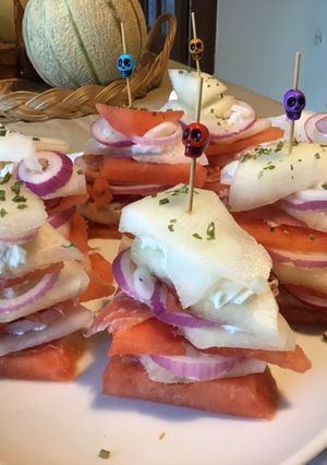 Une photo de Mille feuilles pastèque /melon jaune au jambon cru et brousse corse