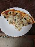 Pizza de atún, champiñones y aceitunas negras