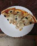 Pizza de atún, champiñones y aceitunas negras