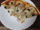 Pizza de atún, champiñones y aceitunas negras