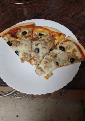 Foto principal de Pizza de atún, champiñones y aceitunas negras