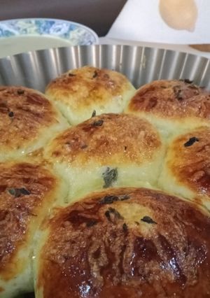 Une photo de Pain au fromage et herbes 🧀🌿