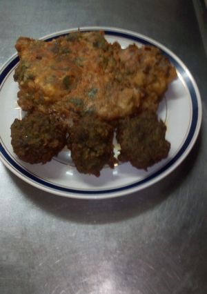 Una foto de Marineras de osobuco con buñuelos de acelga