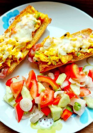 O poză a rețetei Omletă în baghetă, cu salată de primăvară.