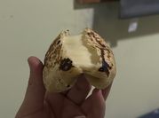 Una foto de pan con embutidos