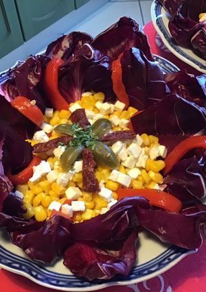 Une photo de Trévise en salade au maïs,feta,poivron rouge,tomate séchée et câpres italiennes