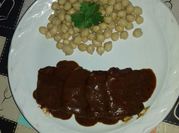 Una foto de mole de puerco