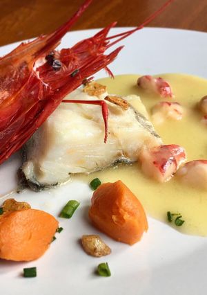 Una foto de Bacalao al Cooking-pil con carabinero