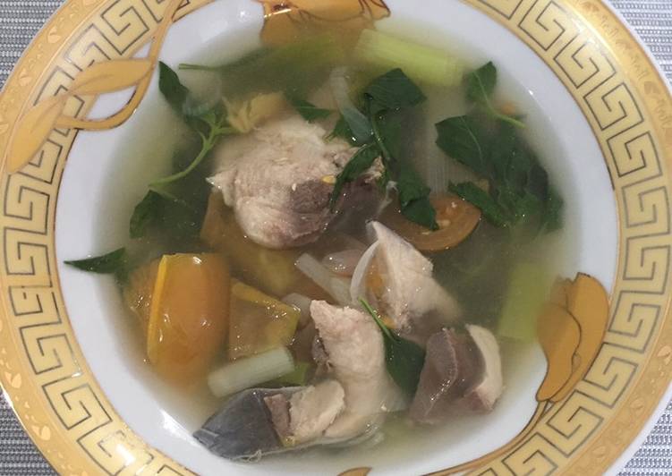 Bagaimana Menyiapkan Sup Tuna Kuah Asam Manado Anti Gagal