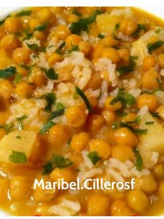 Una foto de Garbanzos con arroz y bacalao