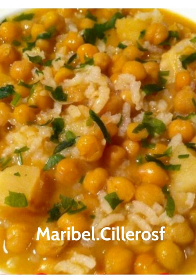 Una foto de Garbanzos con arroz y bacalao