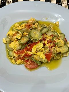 Foto di Scrambled Eggs con Zucchine e Pomodori
