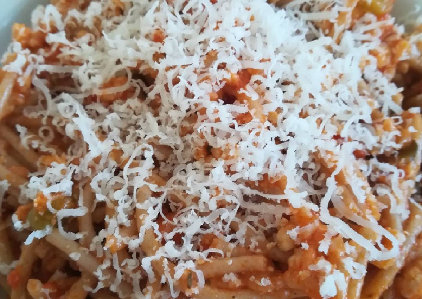 Espaguetis integrales con verdura y carne picada de pollo