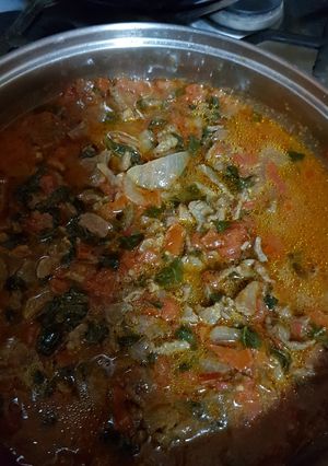 Una foto de Bistec a la mexicana con espinacas