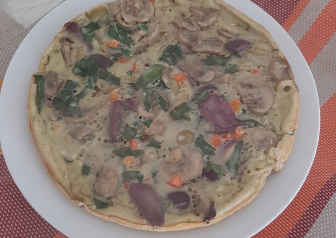 Pastel de champiñones, aceitunas y espinaca