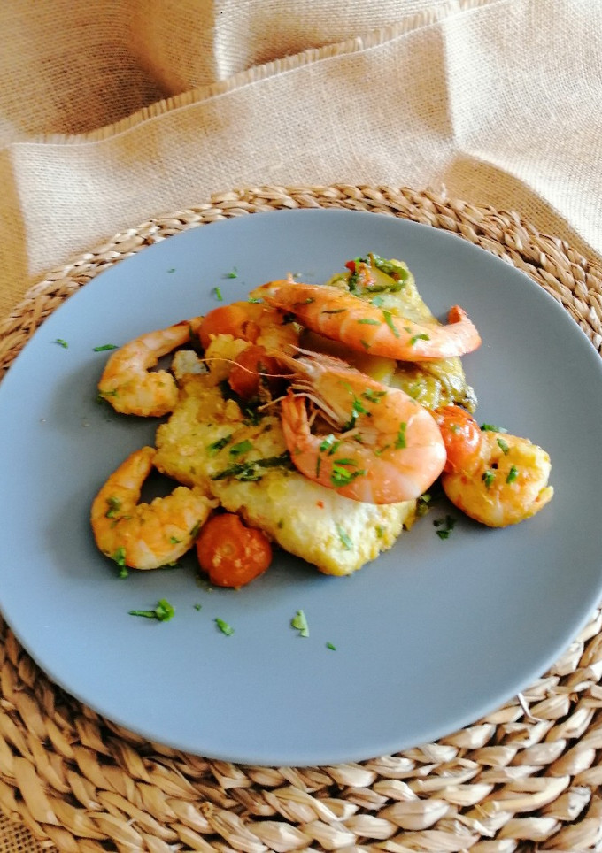 Una foto de Bacalao con langostinos