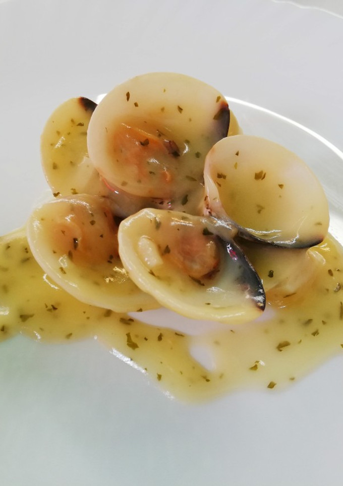Una foto de Almejas en salsa verde