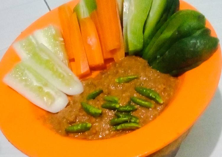 Cara Gampang Menyiapkan Lalapan Sayur Sambal Terasi Anti Gagal