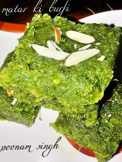 मटर बर्फी/ ग्रीन पी फ़ज (Matar barfi /green pea fudge recipe in hindi) रेसिपी मुख्य फोटो