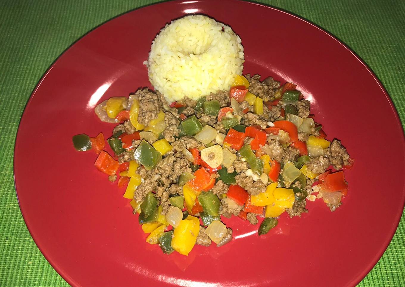 Guiso de carne molida y pimientos coloridos