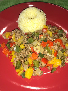 Una foto de Guiso de carne molida y pimientos coloridos