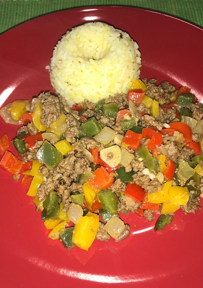 Una foto de Guiso de carne molida y pimientos coloridos