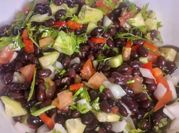 Una foto de plato frío de frijoles negros