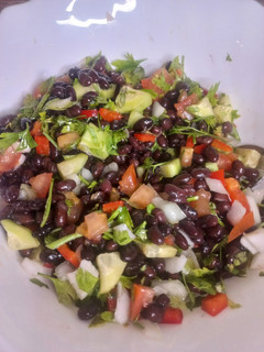 Una foto de Ensalada de frijol negro