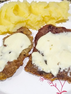 Una foto de Milanesas de carne con puré de papa
