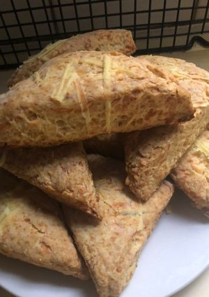Una foto de Scones de queso y romero
