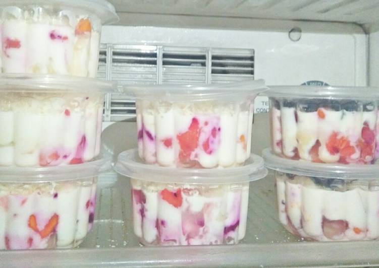 Cara Mudah Membuat Salad buah saus yogurt Lezat