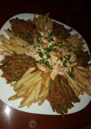 صورة لوصفة لوبيا خضراء مقدم مع فريت 🍟🍅🍲