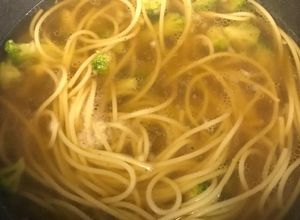 Una foto de Sopa de fideos japoneses- Udon