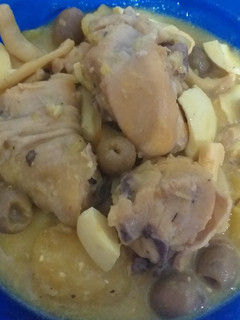Una foto de Pollo en salsa con guarnición