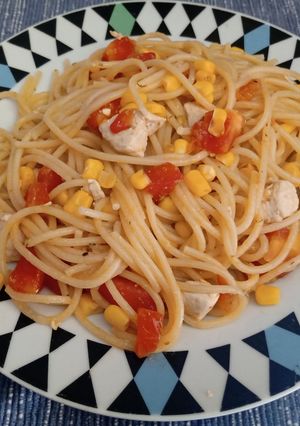 Una foto de Tallarines salteados con pollo y verduras