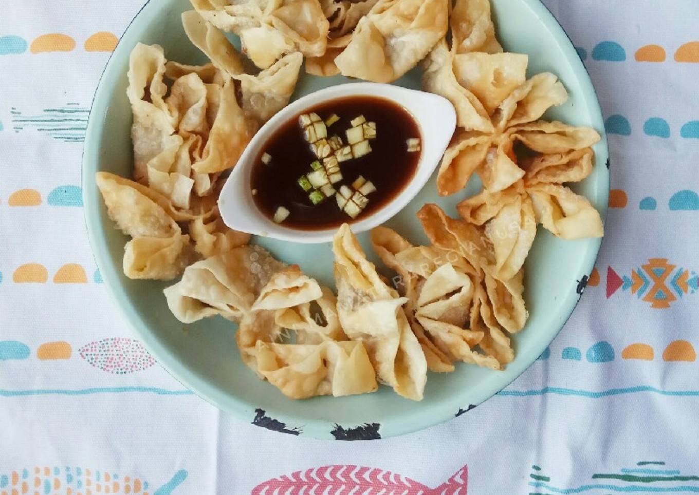 Pangsit goreng isi pempek kulit