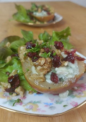 Une photo de 🍐 Poire rôtie Roquefort Cranberries Noix