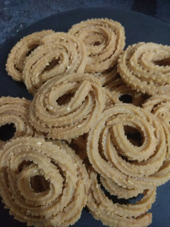 ધઊં ના લોટની ચકરી (Ghau lot Chakri Recipe In Gujarati) રેસીપી મુખ્ય ફોટો