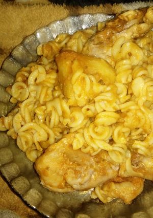 Una foto de Estofado de pollo con fideos 🍗🍝
