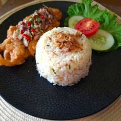 A picture of Nasi Daun Jeruk dengan Ikan Dori Crispy Sambal Matah.